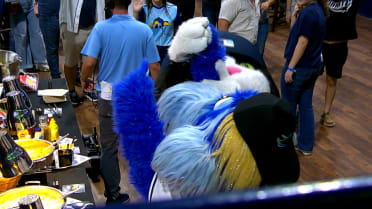 DJ Kitty, Raymond battle for foul ball in 162 Landing