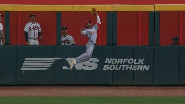 Carlos Jorge realiza una gran atrapada de salto