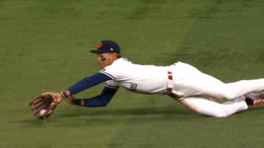 Druw Jones makes dad proud with a diving catch
