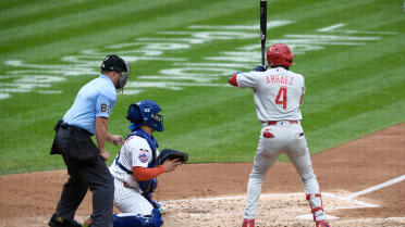 Luis Arráez pega sac fly 