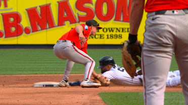 Samuel Basallo throws out Domínguez 