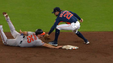 Orioles execute double steal to score a run
