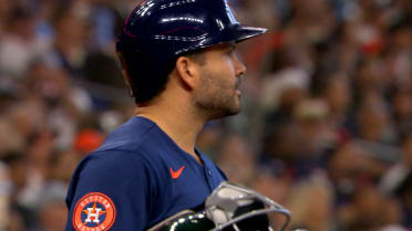 José Altuve recibe boleto con bases llenas
