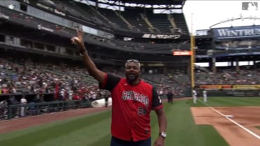 Horace Grant throws first pitch for White Sox