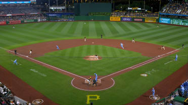 Bobby Witt Jr. steals his 43rd base