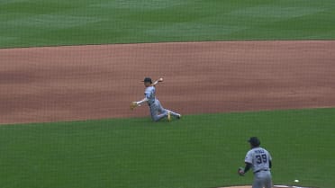 Javier Sanoja, Leo Jiménez turn two to escape jam