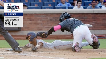 Carson Benge luce su brazo con asistencia de 98.1 MPH
