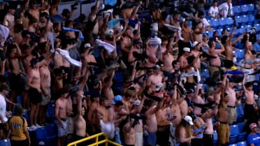 Fanáticos se quitan las camisetas en Tropicana Field