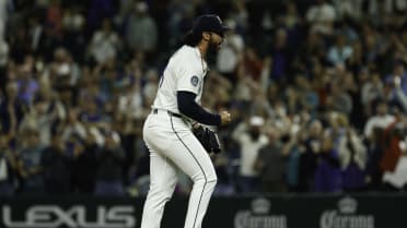 Andrés Muñoz gets the save