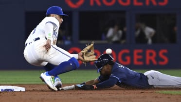 Alejandro Kirk nabs Chandler Simpson after review