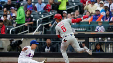 Jonah Tong hace una jugada en 1B, choca con Stott