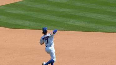 Dansby Swanson's backhanded throw