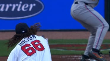 Grant Holmes poncha a tres en cuatro entradas