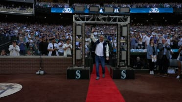 Lou Piniella throws out the first pitch