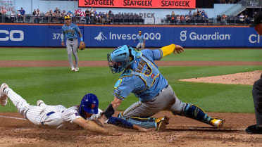 Jared Young queda safe en home tras la revisión