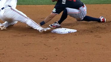 Wyatt Langford roba segunda base tras revisión