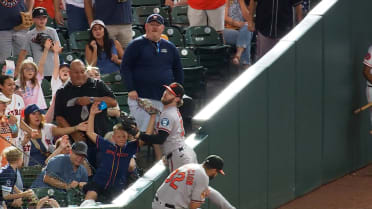 Taylor Ward crashes into the wall and makes the catch
