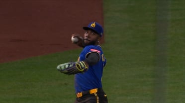 Randy Arozarena throws Hoskins out at home