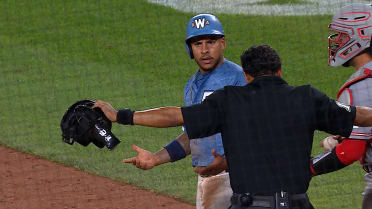 Jorbit Vivas scores on RBI single after review