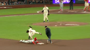 Adolis García llega quieto a segunda