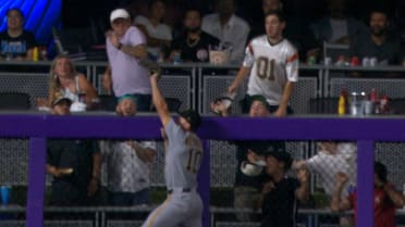 Bryan Reynolds robs a homer to end the inning