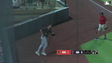 Yohandy Morales' fantastic catch