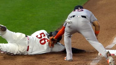 Cam Smith saca a Josh Bell en tercera base