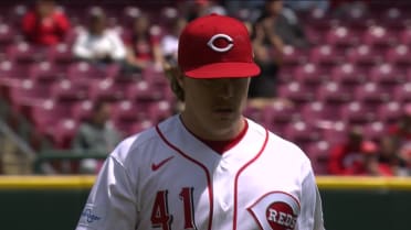 Andrew Abbott deja tres en base