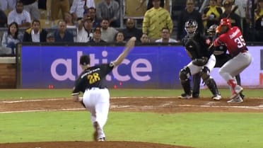 Burch Smith lo salva en triunfo de las Águilas