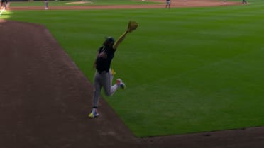 Ronald Acuña Jr.'s reaches for great running catch