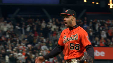 Giants turn 8-5 double play after challenge