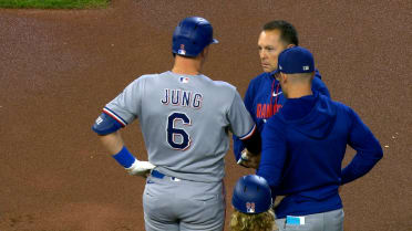 Josh Jung recibe un pelotazo 