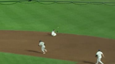 Cameron Cauley loses glove, records the out at first