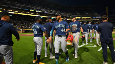 Andrés Muñoz earns the save