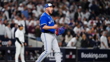Yariel Rodríguez induces a groundout to escape a jam