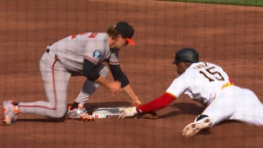 Adley Rutschman retira a Oneil Cruz robando segunda