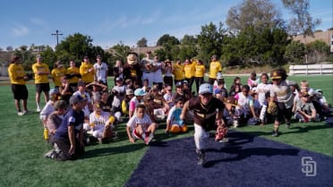 Padres Foundation hosts youth baseball clinic