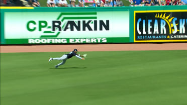 Everson Pereira makes an amazing diving catch