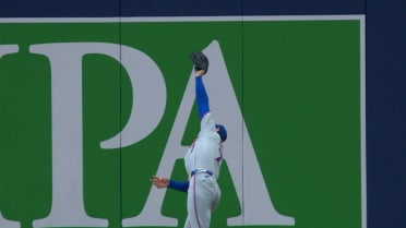 Brett Baty's leaping catch in left field 
