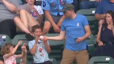 Fan makes one-handed grab