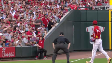 Reds' ball boy makes great catch on liner