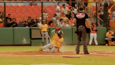 Alberto Rodriguez impulsa con hit