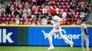 Elly De La Cruz's solo home run (2)