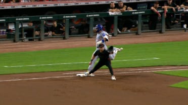 Seiya Suzuki is safe at first after challenge