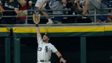 Andrew Benintendi robs Bryce Harper of a homer