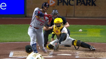 Iván Herrera scores on wild pitch