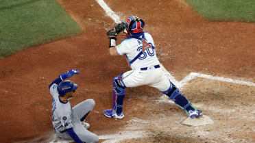 Giménez throws out Betts at home in the 10th inning