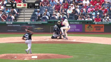 Sandy Alcántara poncha a Trea Turner