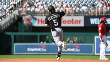 Dominic Fletcher da HR de dos rayas