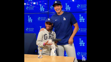 Shohei Ohtani surprises a young Dodgers fan 